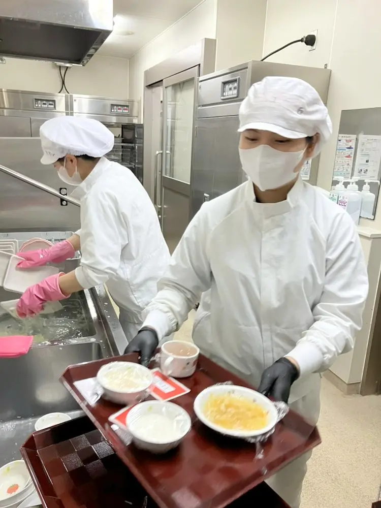 盛り付け・配膳を行うスタッフ