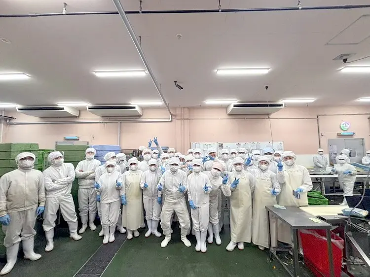 食品製造現場のスタッフ集合写真