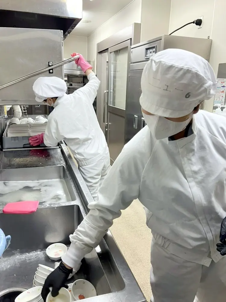 食器の洗浄・衛生管理を行うスタッフ